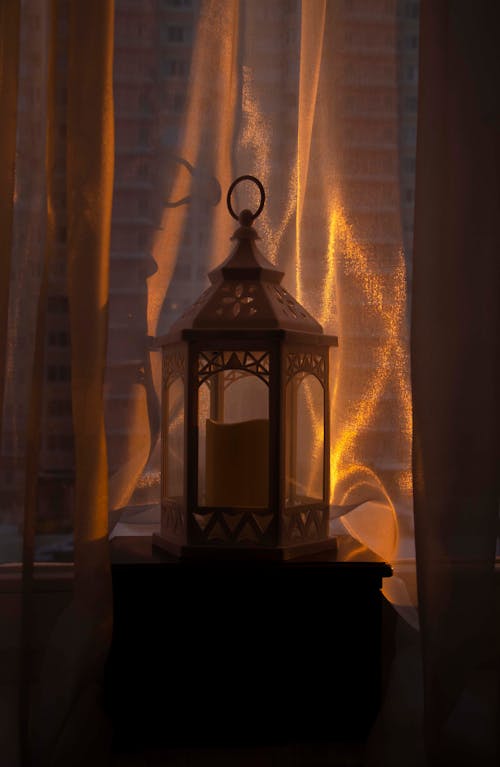 Kostnadsfri bild av gardin, lampa, stilleben