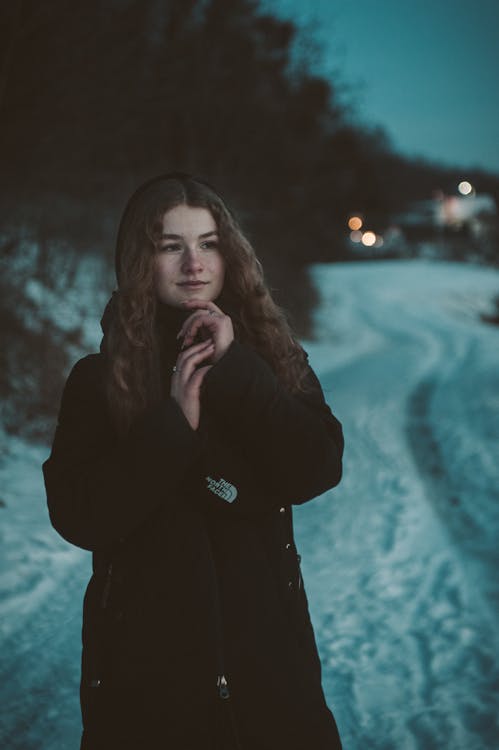 Безкоштовне стокове фото на тему «вертикальні постріл, жінка, замерзання»