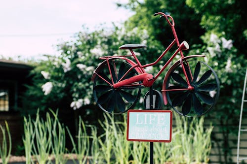 Мелкий фокус фото красный и черный велосипед миниатюрный декор