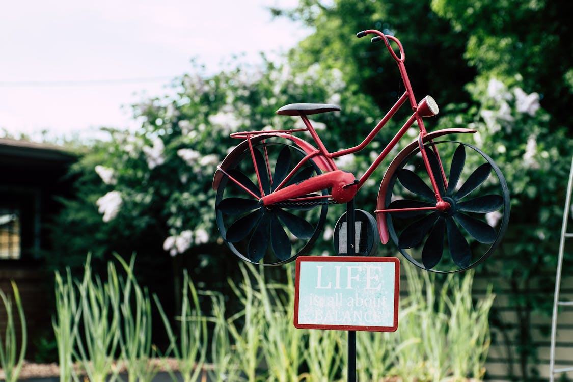 Foto De Enfoque Superficial Decoración En Miniatura De Bicicleta Roja Y Negra