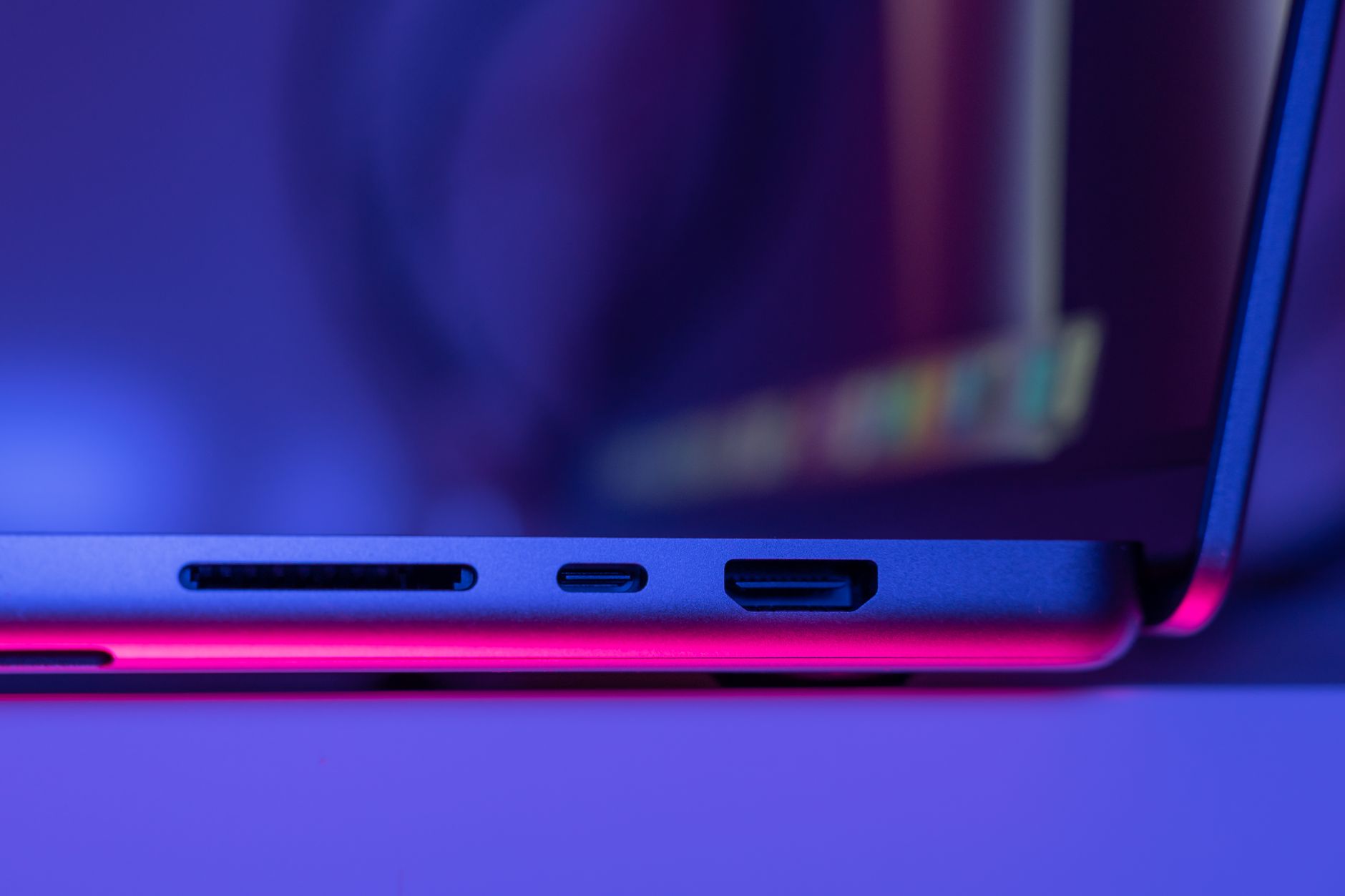 Réparation de port USB-C sur smartphone en atelier technique