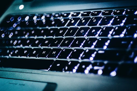 发光笔记本电脑键盘的详细视图，捕捉现代技术与连接性的本质