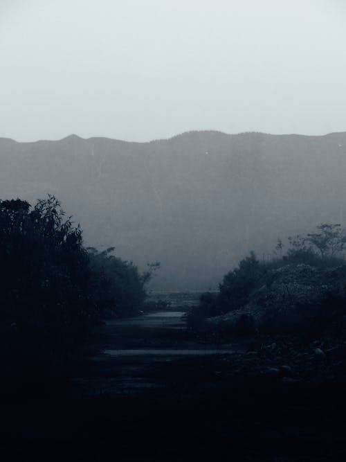 Foto profissional grátis de cair da noite, garoa, montanha