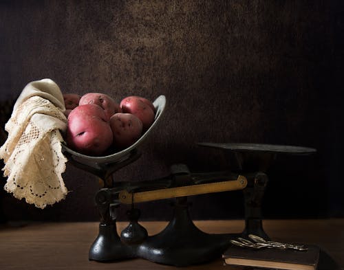 Patates Douces Sur Le Dessus De La Balance De Poutre En Métal Noir