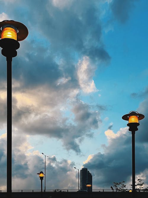Darmowe zdjęcie z galerii z błękitne niebo, lampy uliczne, perspektywa żabia