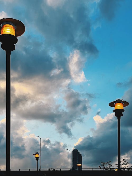 Gratis lagerfoto af blå himmel, gadelygter, lavvinkelskud