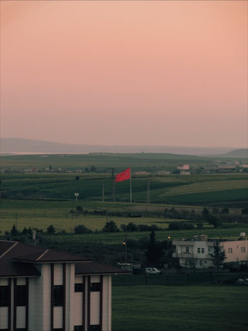 Fotos de stock gratuitas de al aire libre, bandera roja, campo de hierba