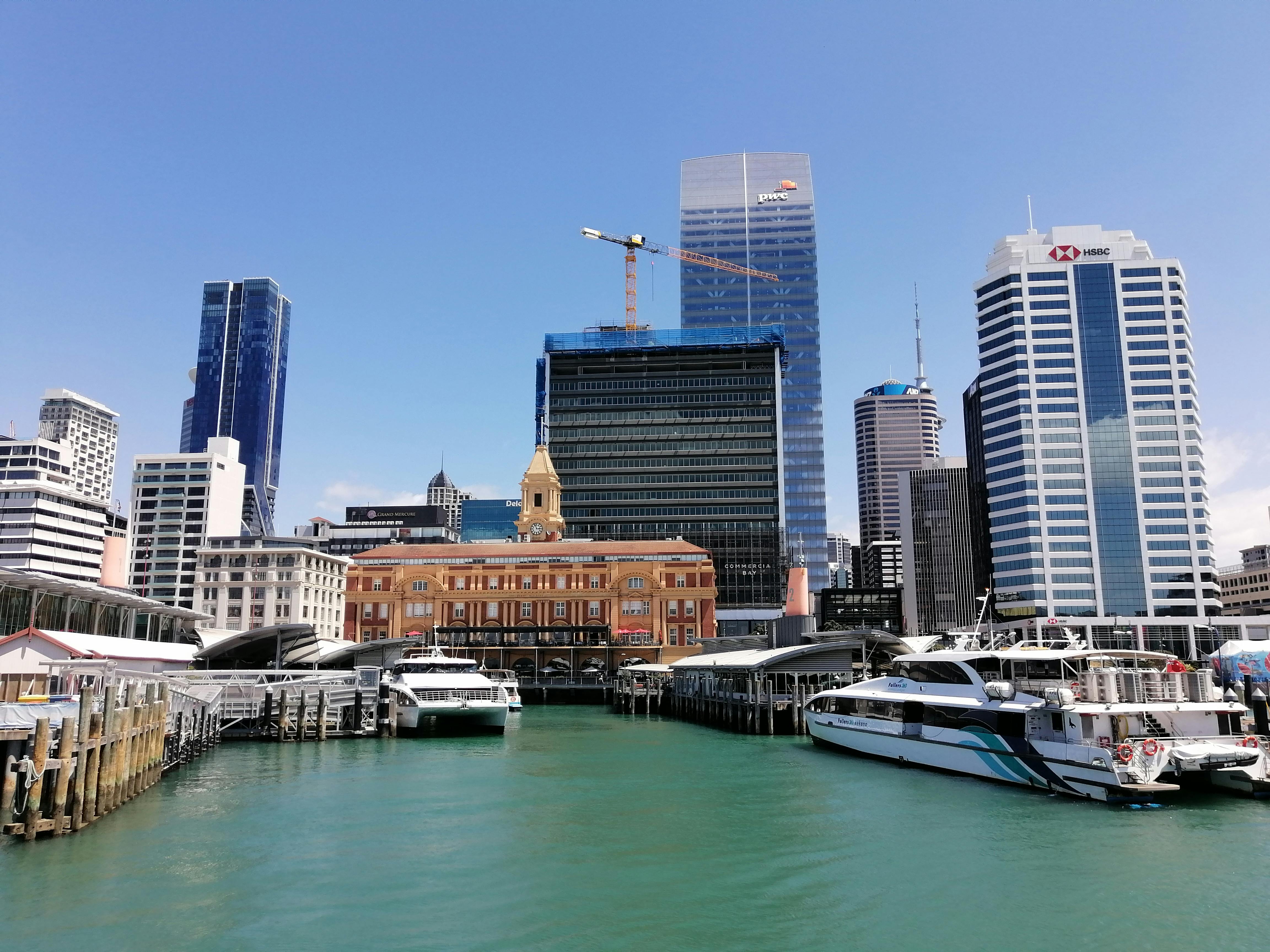 Puerto y paisaje urbano de Auckland, Nueva Zelanda, durante el día