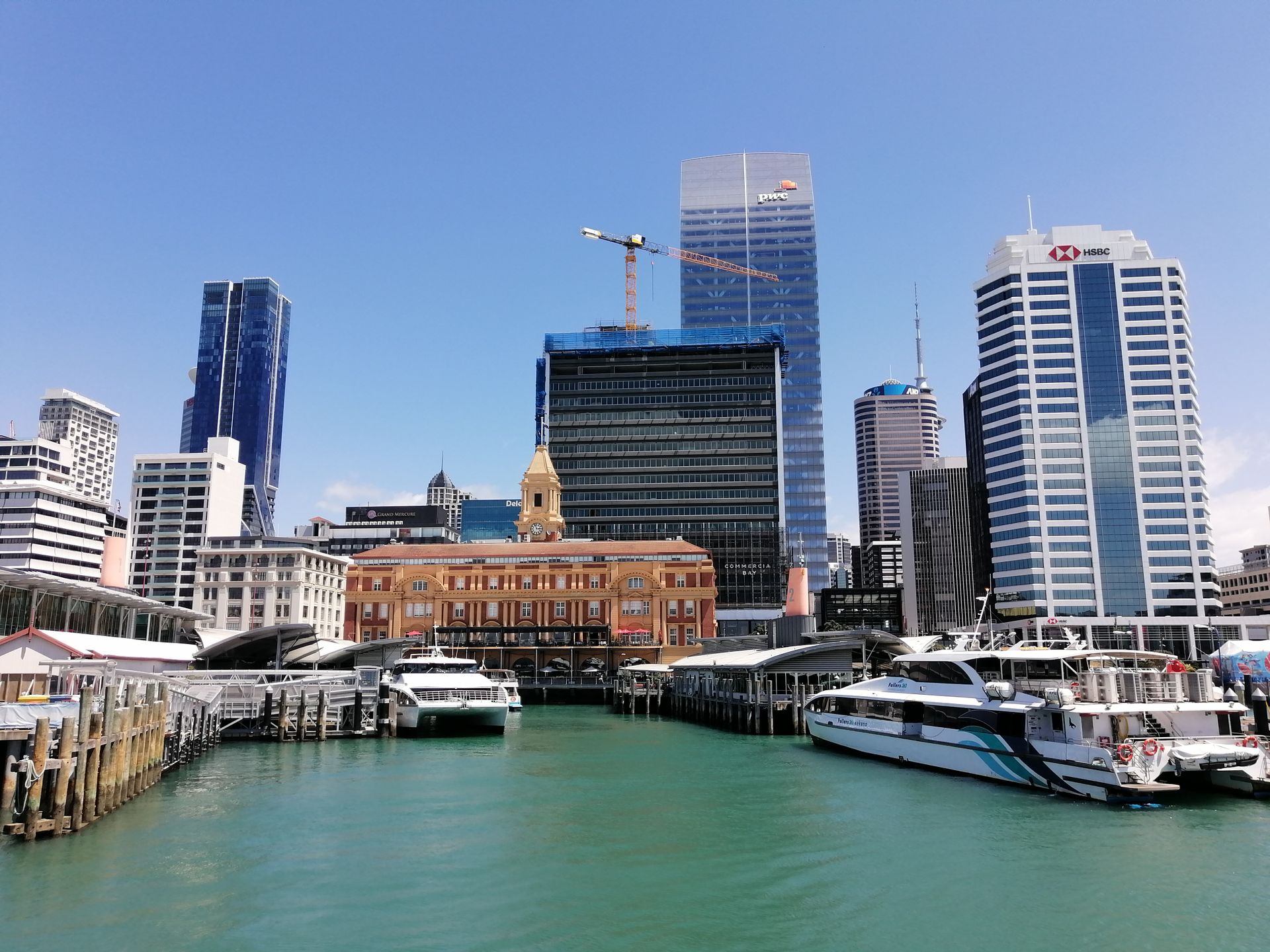 Puerto y paisaje urbano de Auckland, Nueva Zelanda, durante el día