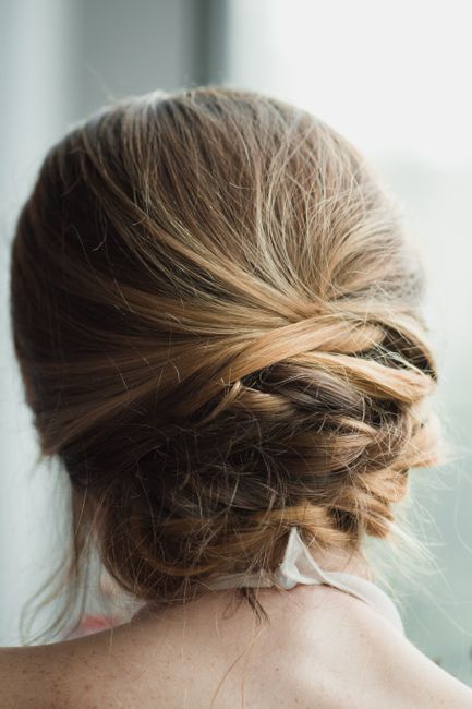 <b>2. Rambut dan Makeup: Natural dan Rapi</b> <b>2. Rambut dan Makeup: Natural dan Rapi</b>