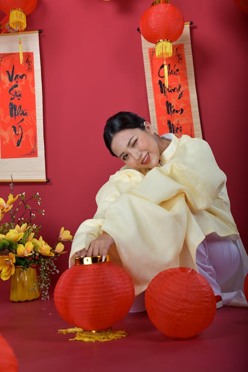 Immagine gratuita di donna asiatica, lanterna, sorridente