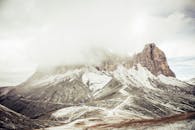 白云岩云雾缭绕，积雪覆盖的山峰景色迷人