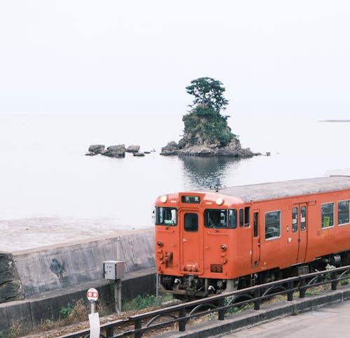 Бесплатное стоковое фото с локомотив, озеро, поезд