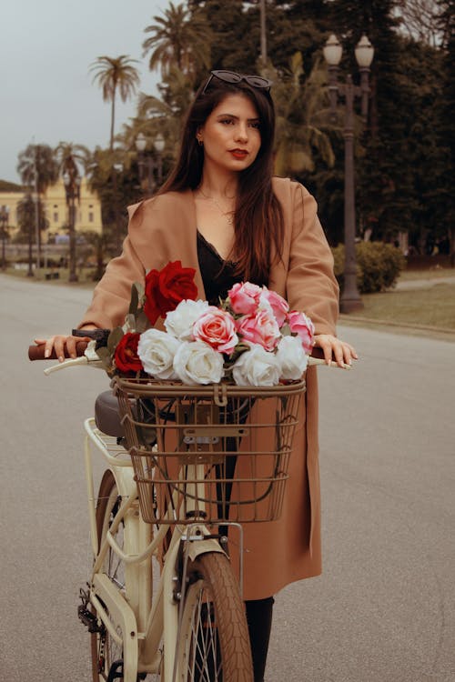 Free Photos gratuites de belle femme, bicyclette, bien habillé Stock Photo