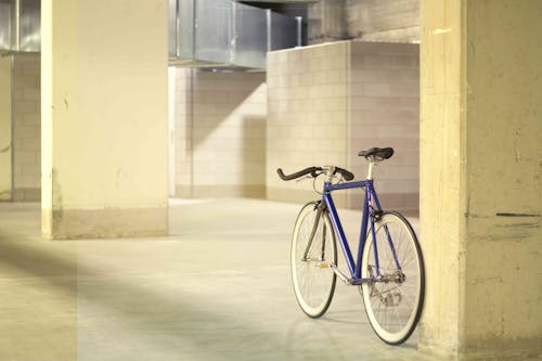 Foto d'estoc gratuïta de aparcat, bici, garatge