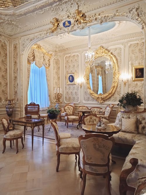 Free Opulent Baroque room in Saint Petersburg featuring rich decor, mirrors, and elegant furniture. Stock Photo