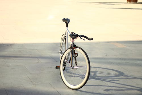Free Kostenloses Stock Foto zu fahrrad, feste zahnräder, grau Stock Photo