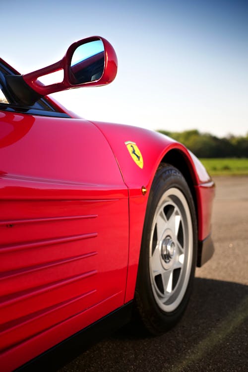 фотография красного спортивного автомобиля Ferrari