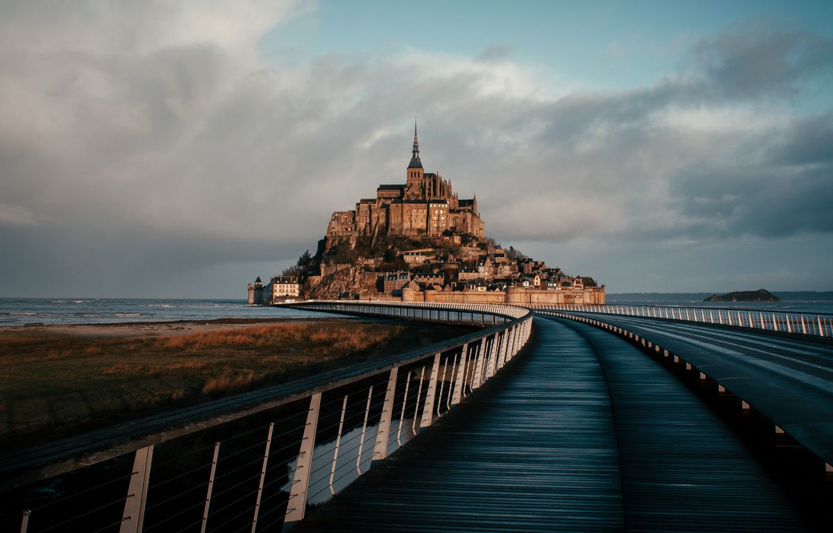 Abația Mont Saint-Michel sub un cer întunecat