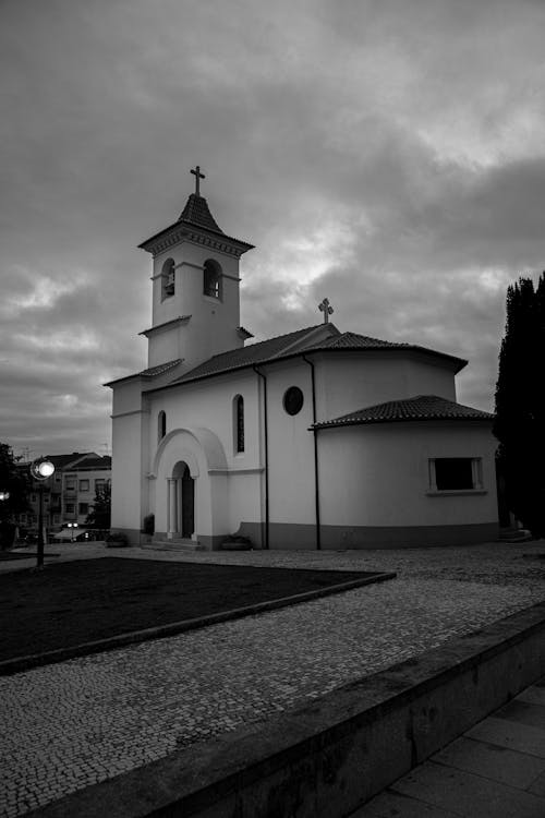 Immagine gratuita di bianco e nero, chiesa, cielo nuvoloso