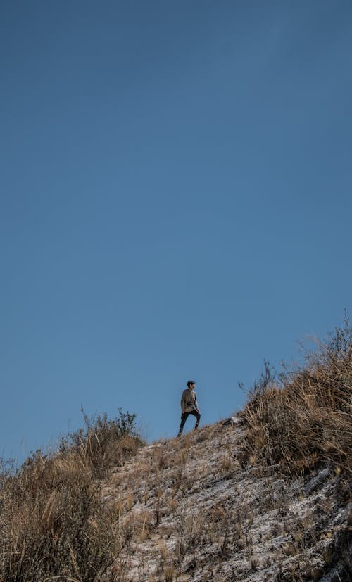 adam, dağ, dağcı içeren Ücretsiz stok fotoğraf