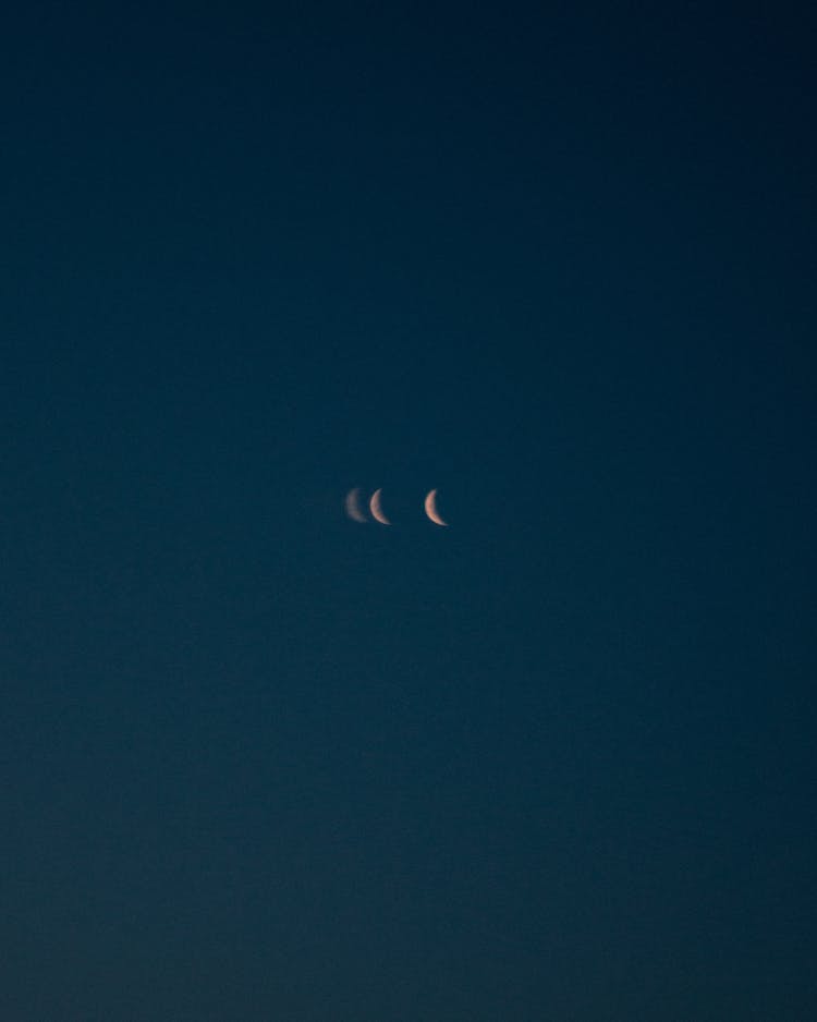 Photo Of Quarter Moon 