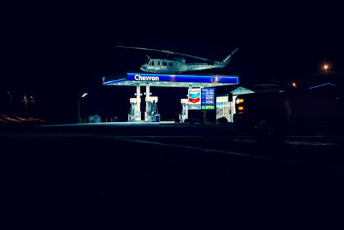 無料 ガソリンスタンド, シェブロン, ダークの無料の写真素材 写真素材