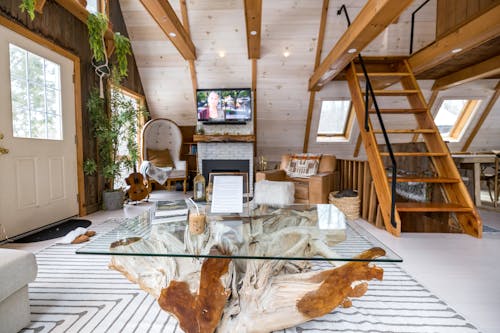 Бесплатное стоковое фото с гостиная, дерево, деревянная лестница