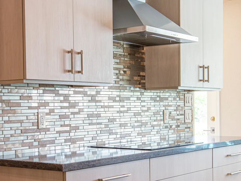 Modern kitchen with elegant cabinets and a sleek backsplash Modern kitchen with elegant cabinets and a sleek backsplash