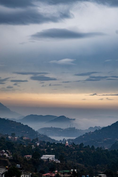 Free A tranquil view of mist-covered mountains and valleys under a serene twilight sky. Stock Photo
