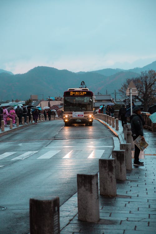 Kostnadsfri bild av bergskedja, buss, bussfil