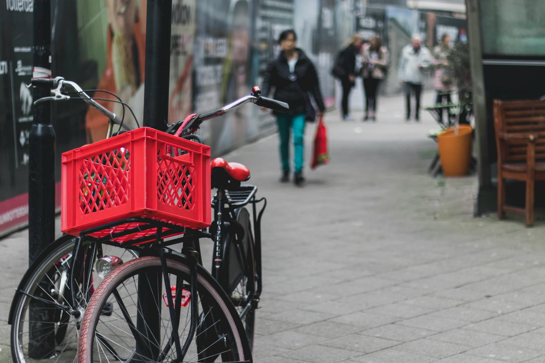 Rotterdam sokaklarında günlük yaşamı yansıtan bir kare; bisiklet süren insanlar, modern mimari yapılar ve şehrin hareketli atmosferinden bir kesit.
