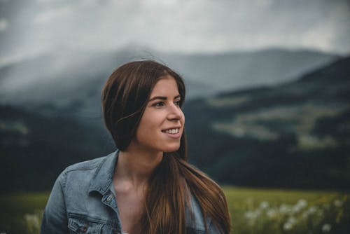 Gülümseyen Bir Kadının Yakın çekim Fotoğrafçılığı