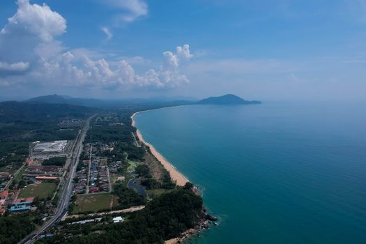 鸟瞰图展现了风景秀丽的海岸线、海洋与天空，是自然爱好者的理想之地