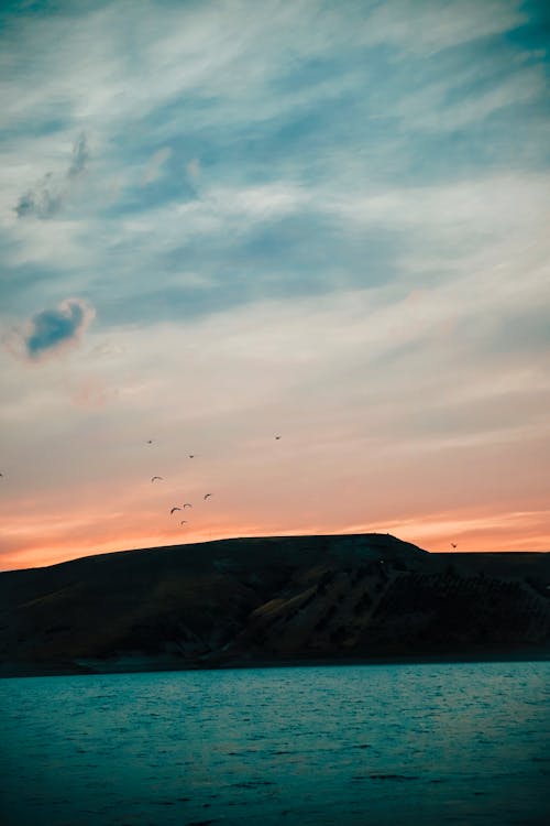 Ücretsiz akşam karanlığı, dağ, deniz içeren Ücretsiz stok fotoğraf Stok Fotoğraflar