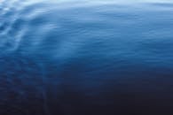 这幅抽象图像以深蓝色波浪，捕捉了葡萄牙波尔图海面的宁静纹理