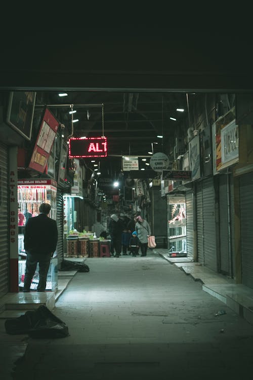 arka sokak, dükkanlar, gece vakti içeren Ücretsiz stok fotoğraf