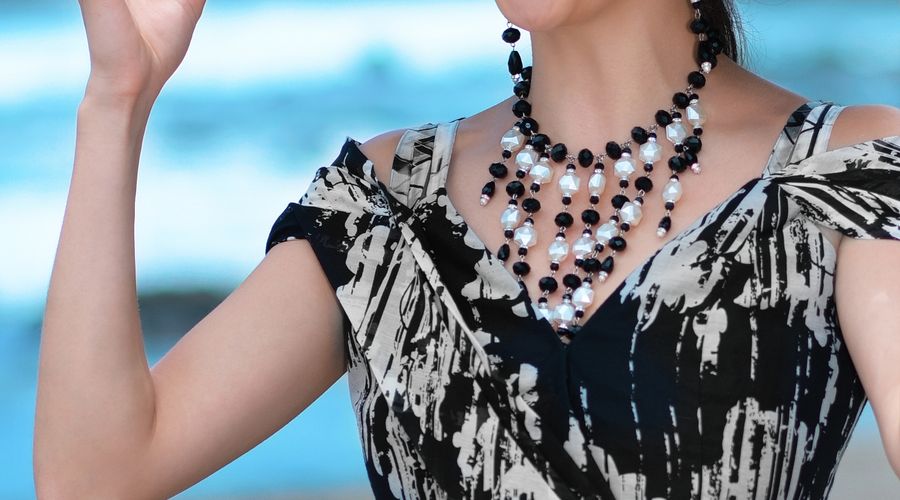 Gros plan sur un collier fin porté autour du cou