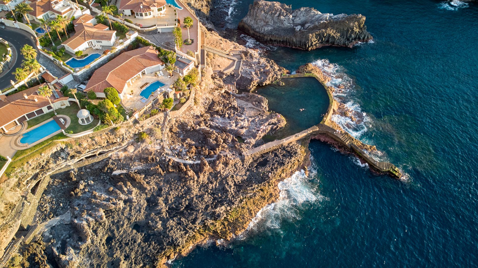 Vista aérea de piscinas naturales y villas costeras, Tenerife