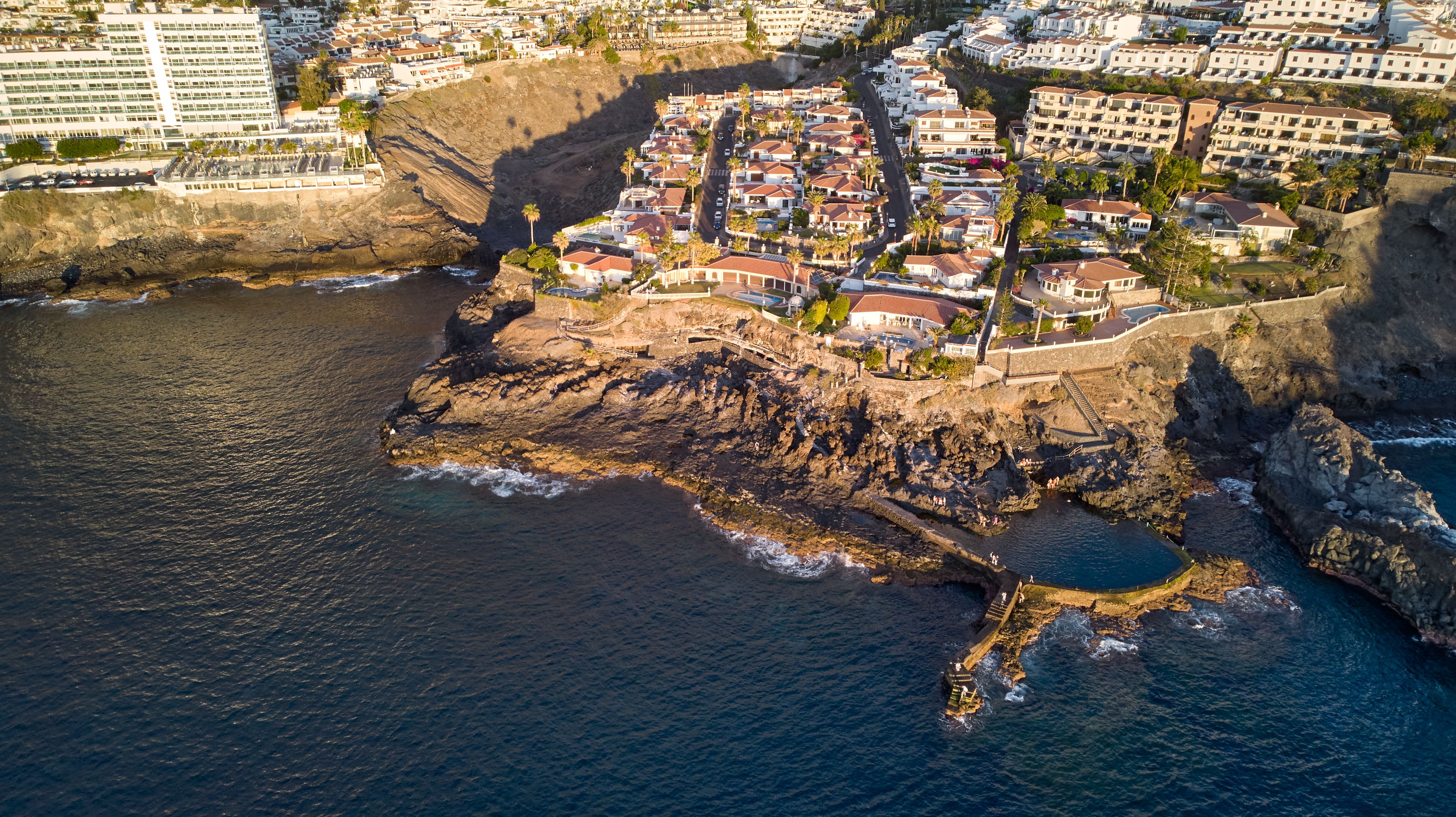 Aerial Footage of a Resort on a Coast · Free Stock Photo