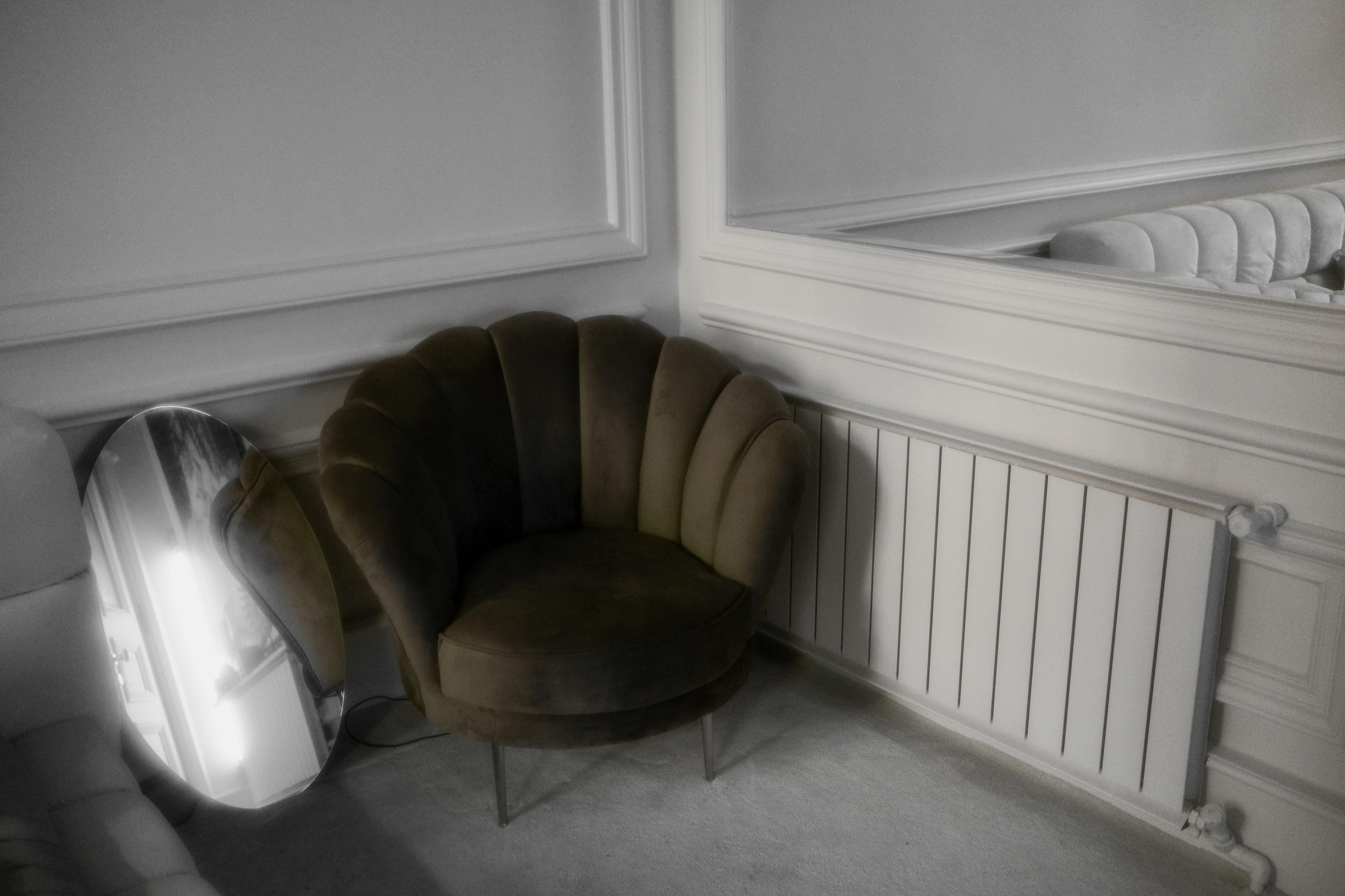 Detail einer Gehrung an einer Sockelleiste, präziser Schnitt und bündiger Wandabschluss