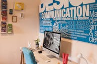 这个现代化的办公空间，通过设计元素展现创造力和灵感