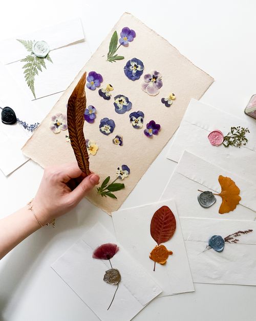 Pressed flower stationery in a gift box — photo by Nur Yilmaz on Pexels
