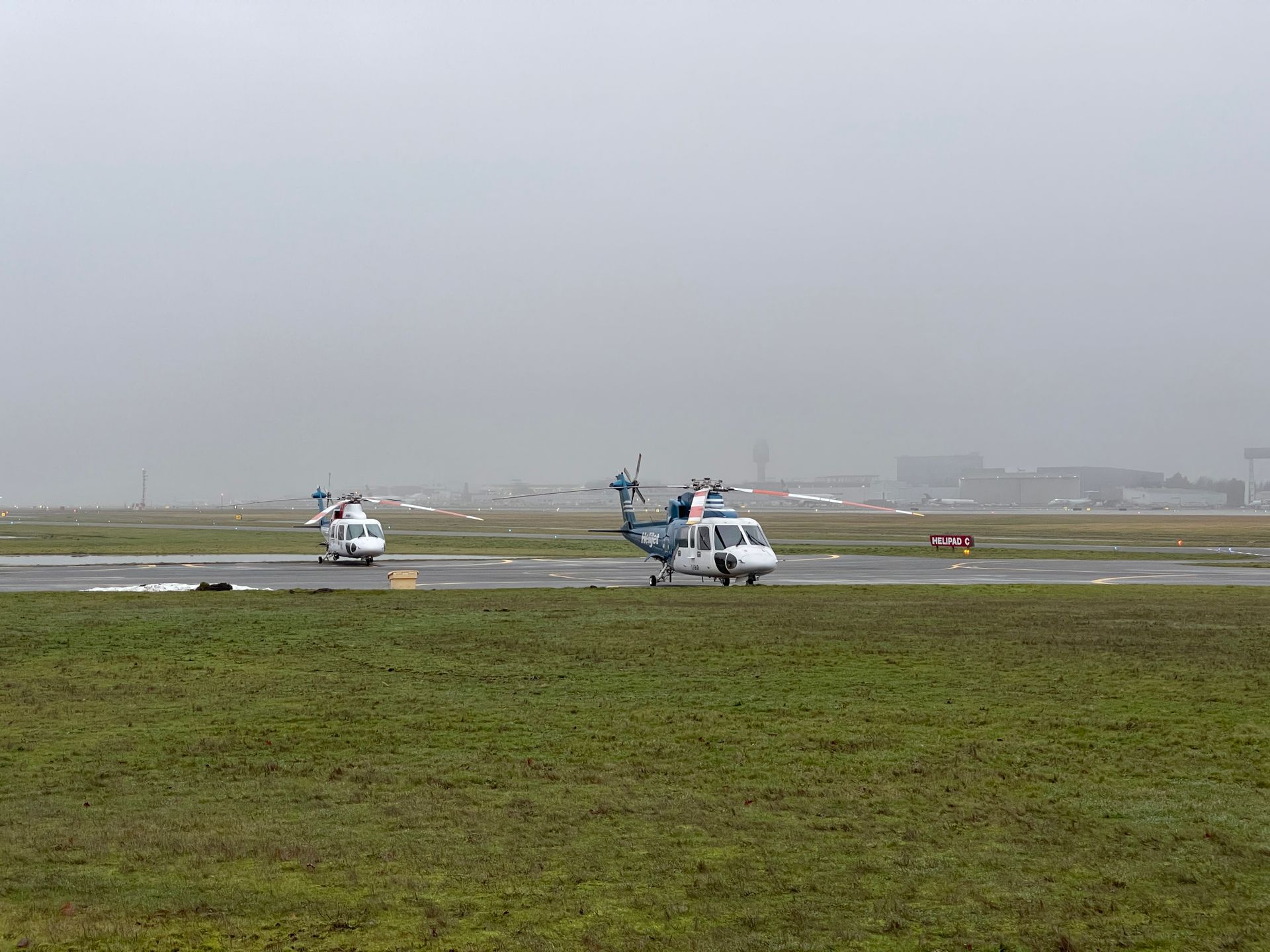Gri ve bulutlu bir gökyüzünde bir helikopter