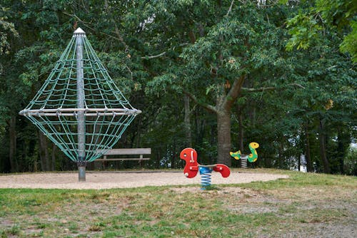 Безкоштовне стокове фото на тему «дерева, дитячий майданчик, іграшковий кінь-качалка»