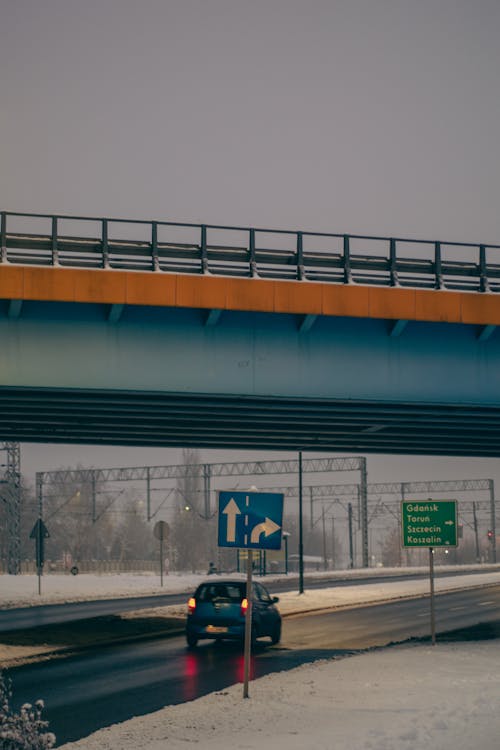 Gratis arkivbilde med bevegelig bil, bro, snø Arkivbilde