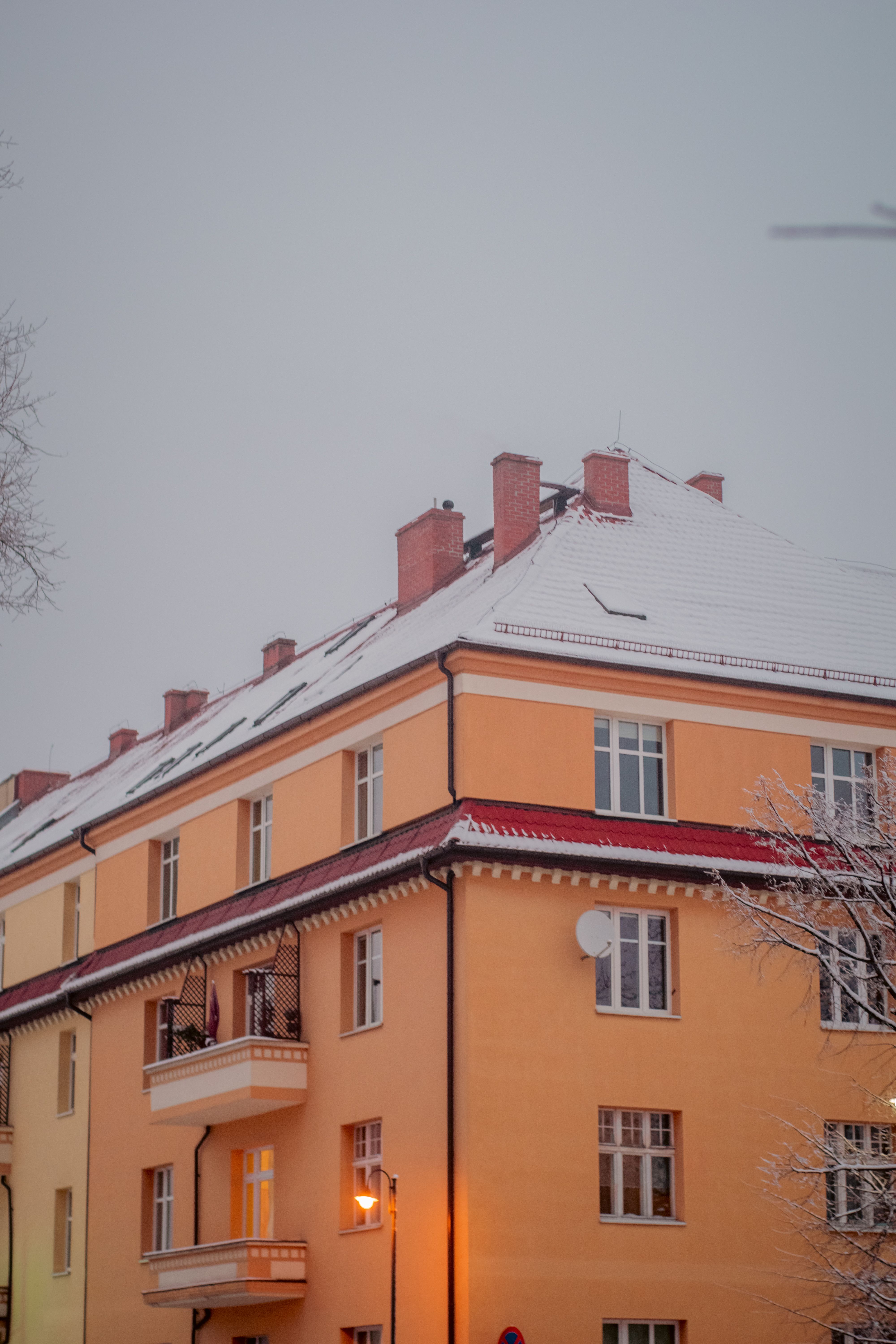 Photo of Snow on a Building's Roof · Free Stock Photo