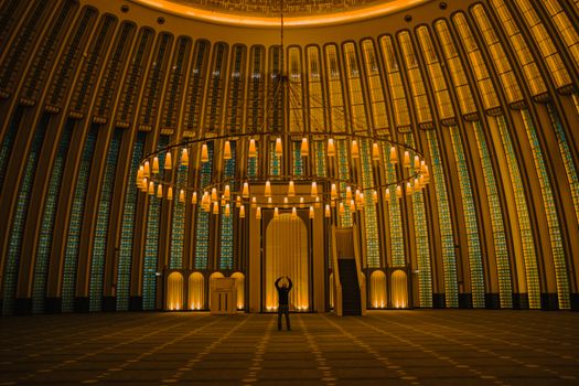 Interior masjid modern dengan furnitur stainless steel yang elegan