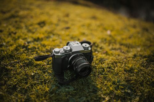 Free A vintage camera resting on lush green grass in an outdoor setting in Istanbul. Stock Photo