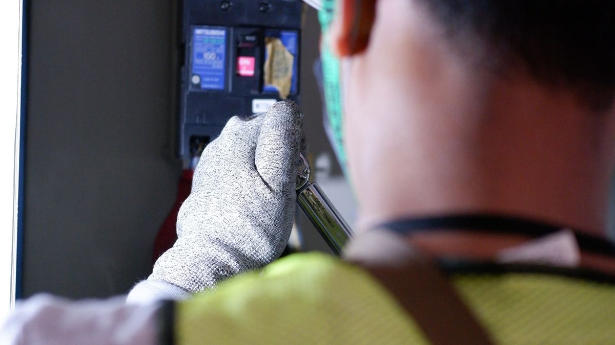Arco elétrico em painel: a conta que define o EPI do eletricista